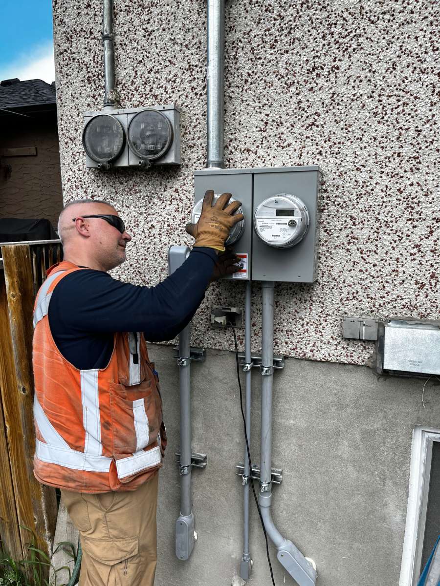 amaster electrician working on a 200 amp panel box